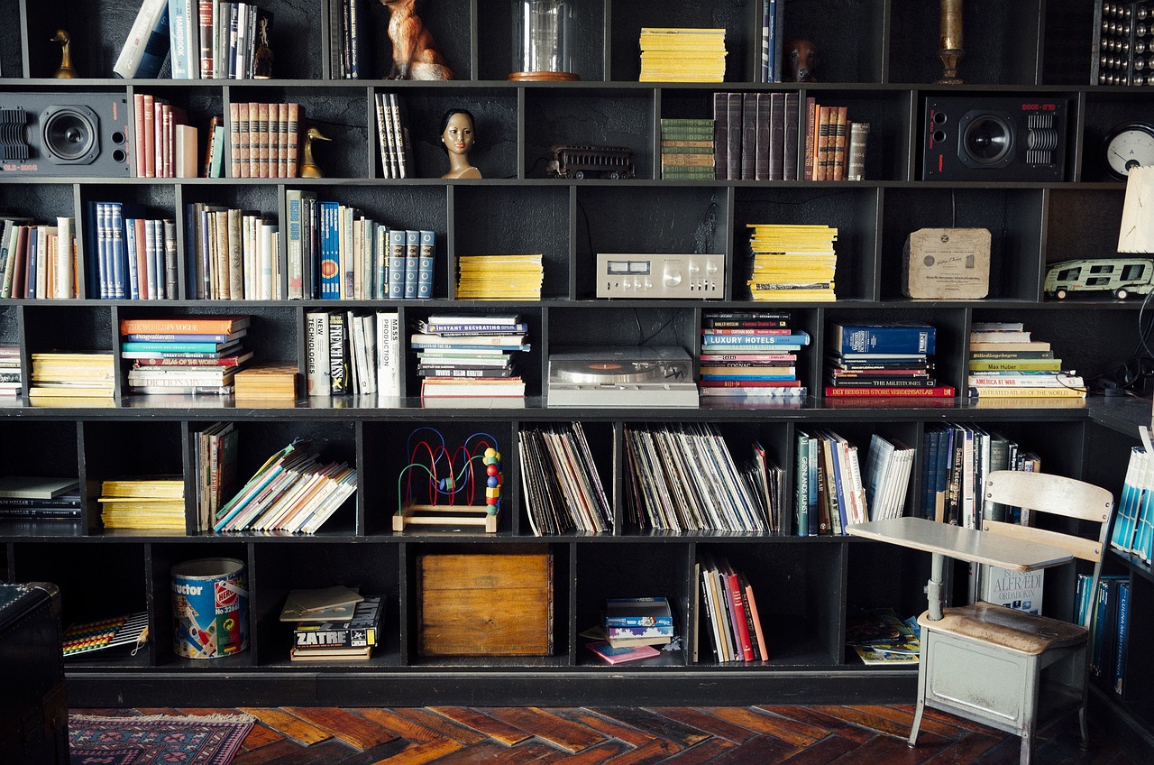 Boekhandel met internationale boeken op de schappen