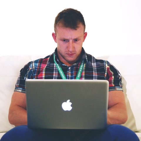 Freelancer die thuis achter een laptop werkt en notities maakt