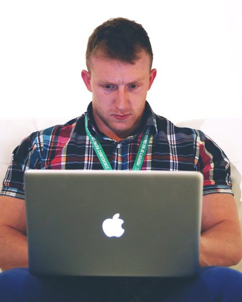 Freelancer die thuis achter een laptop werkt en notities maakt