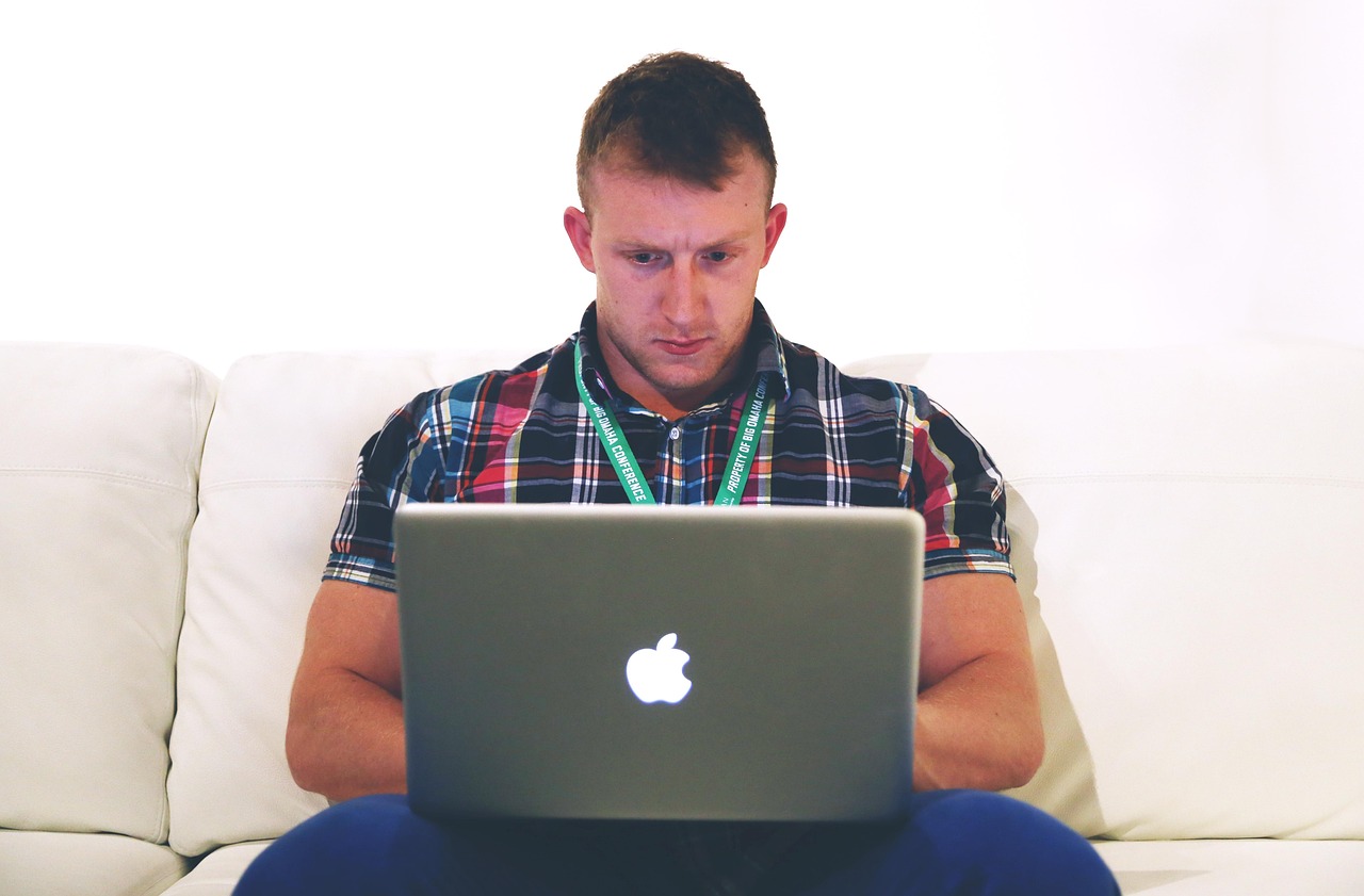 Freelancer die thuis achter een laptop werkt en notities maakt