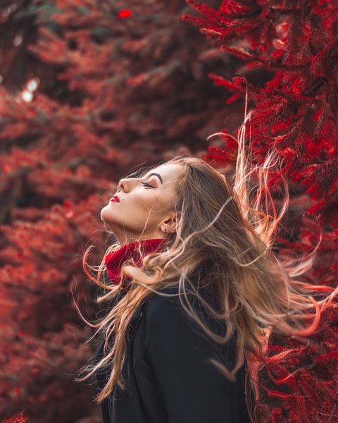 Een haarborstel met losse haren op een houten vloer in de herfst