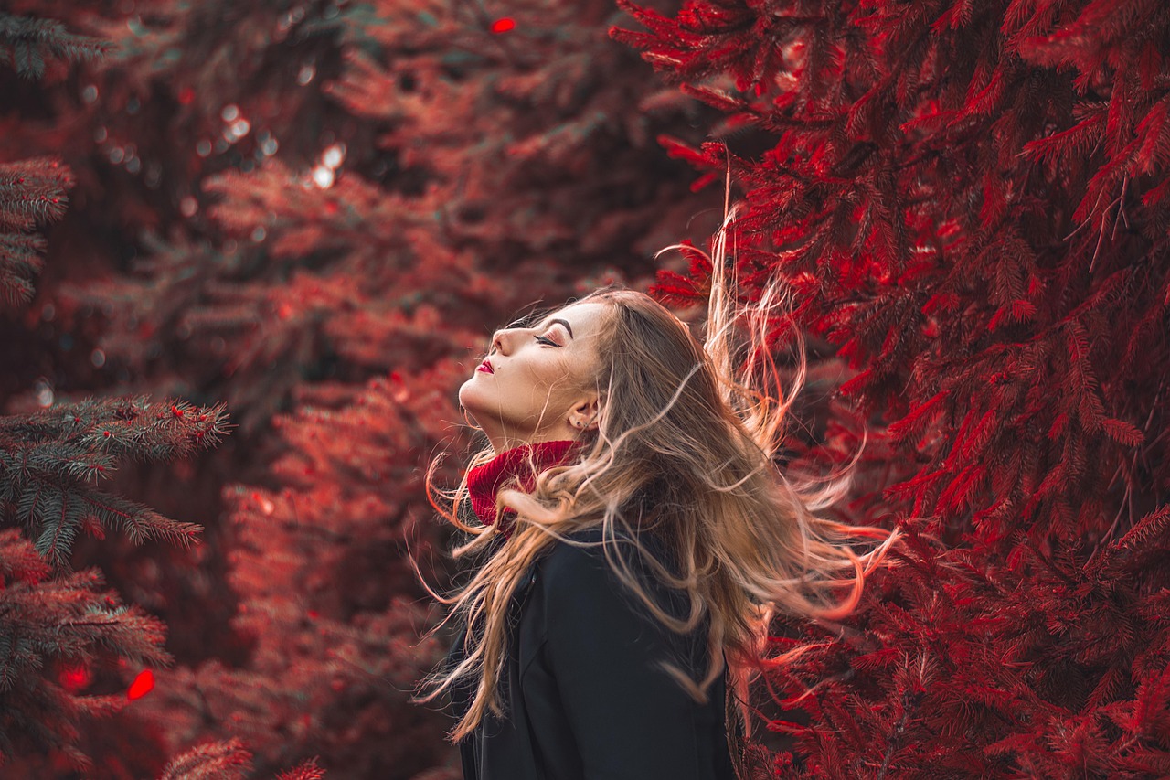 Een haarborstel met losse haren op een houten vloer in de herfst