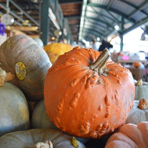 Een kleurrijke Siciliaanse markt in de herfst vol verse groenten, olijven en lokale producten