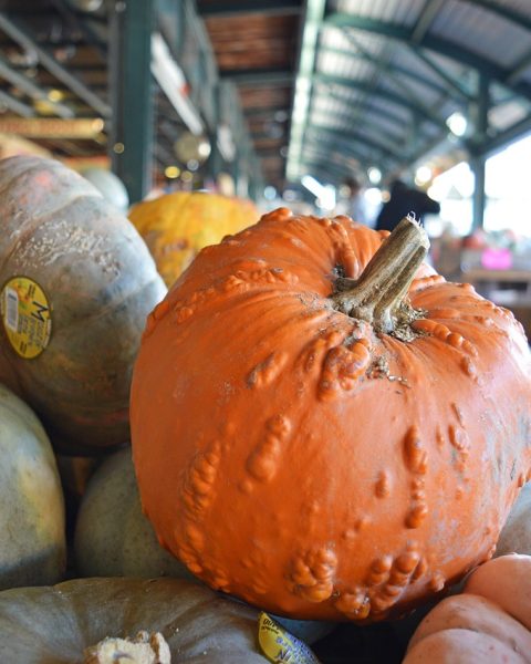 Een kleurrijke Siciliaanse markt in de herfst vol verse groenten, olijven en lokale producten