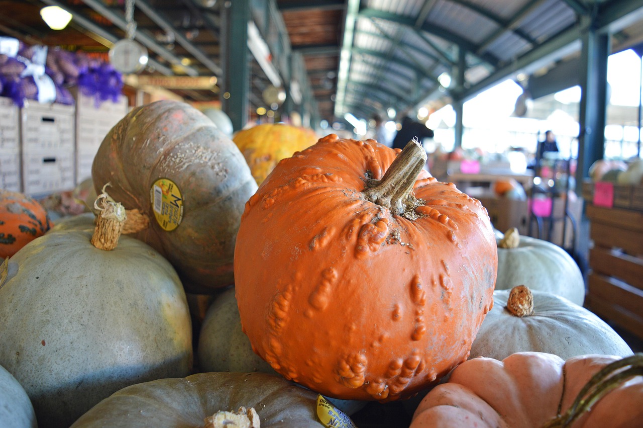 Een kleurrijke Siciliaanse markt in de herfst vol verse groenten, olijven en lokale producten
