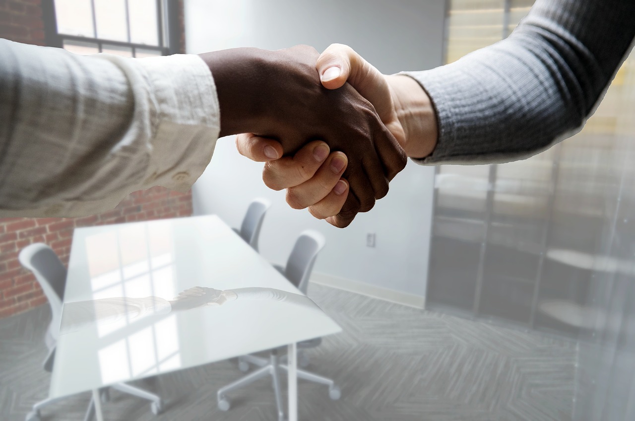 Kandidaat in gesprek met recruiter op kantoor tijdens een sollicitatie