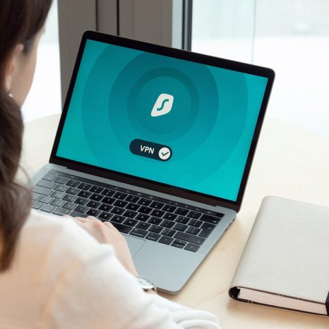 Laptop op een bureau met een beveiligde VPN-verbinding actief