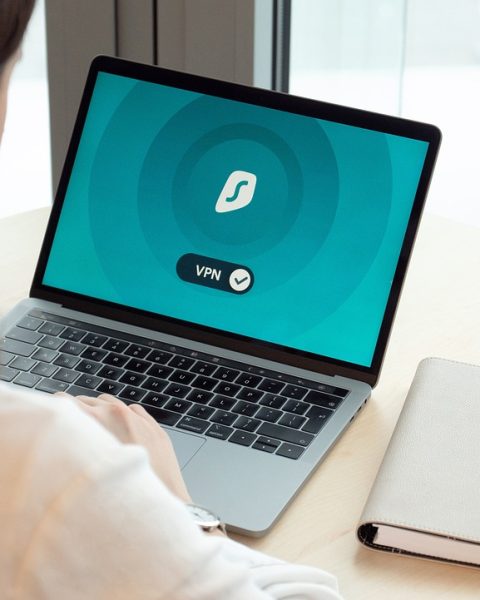 Laptop op een bureau met een beveiligde VPN-verbinding actief