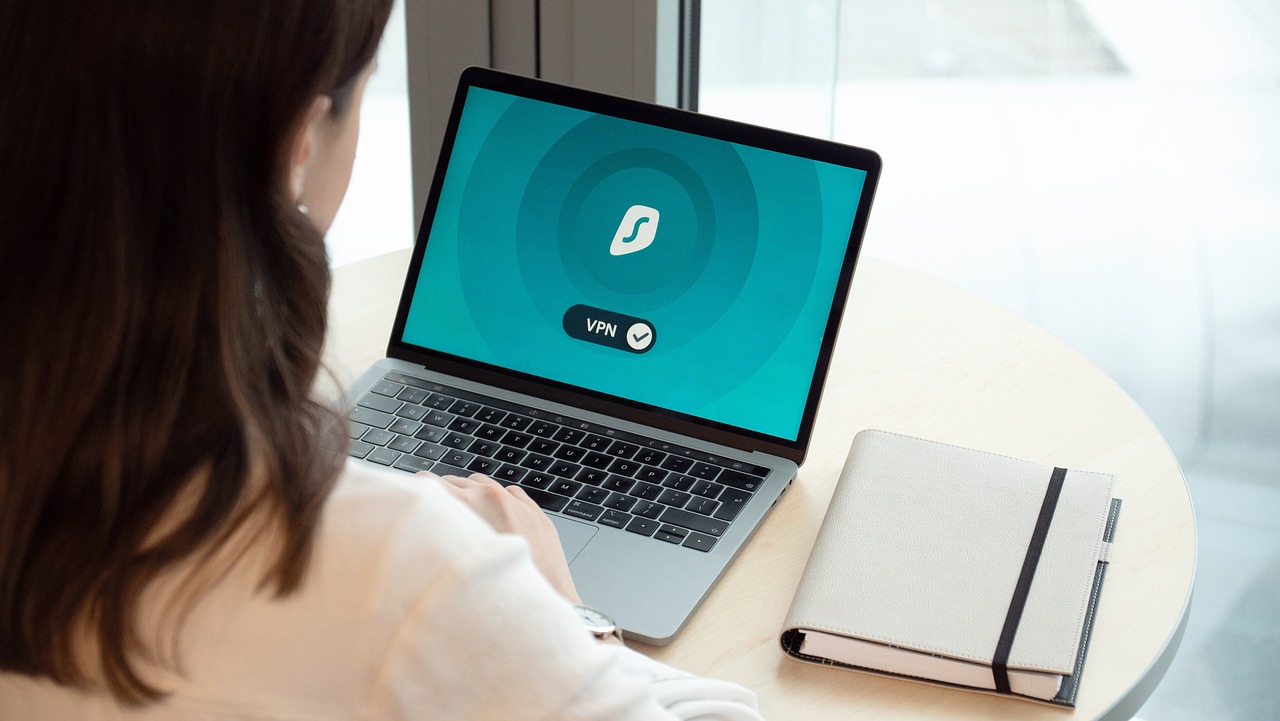 Laptop op een bureau met een beveiligde VPN-verbinding actief